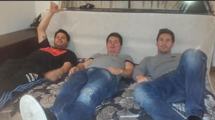 Matías (a la izquierda) junto a su padre (en el centro) y Lionel Messi (a la derecha)