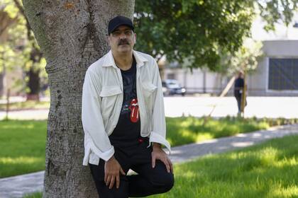 Matías Alarcón, que escribe y actúa, se define como un buscavidas y habla de "generar" oportunidades