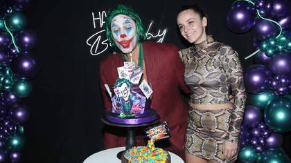 Matías Alé vestido de Joker junto a su futura esposa, Martina (Foto: X/@Resumidoinfo)