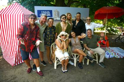 Matías Alé y Jorge "Carna" Crivelli encabezan el numeroso staff del espectáculo Asia caliente que se da en trasnoche en la populosa calle Rivadavia, donde, tradicionalmente, los actores salen a la puerta de las salas a promocionar sus obras