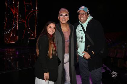 Matías Alé y Martina Vignolo, su novia, posaron con el gran protagonista de la noche
