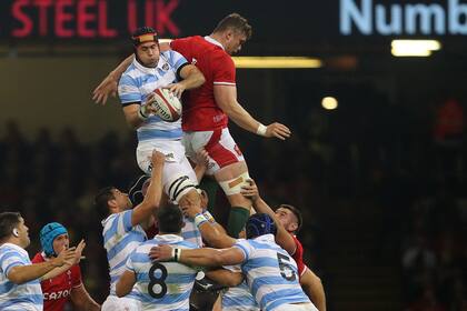 Matías Alemanno gana un line-out contra Will Rowlands; la fórmula de line y maul fue efectiva en test match para ambos equipos.