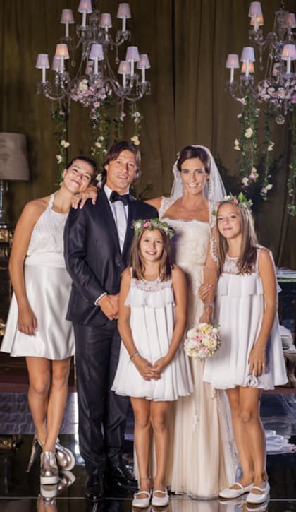 Matías Almeyda, junto a su mujer y sus hijos