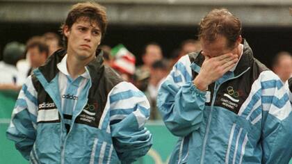 Matías Almeyda y Roberto Sensini, el dolor argentino durante la premiación, tras la derrota en la final ante Nigeria