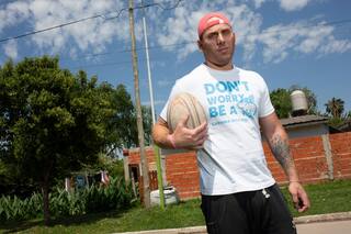 Robaba estaciones de servicio y ahora trabaja de playero: "Es posible cambiar"