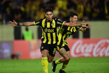 Matías Arezo celebra desafiante el empate Manya, mientras Nicolás "Indio" Fernández se desahoga detrás: un alivio que duraría apenas tres minutos.