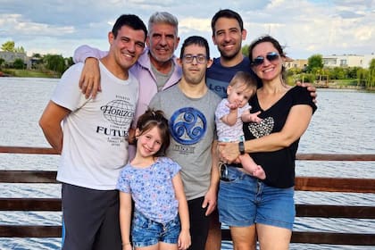 Matias Bagnato junto a su pareja y su familia