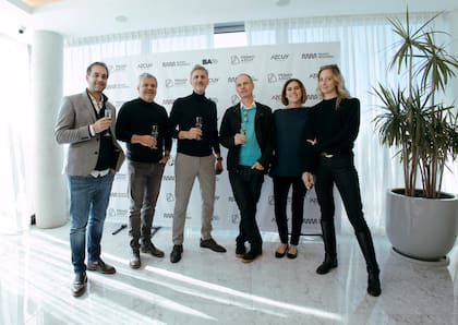 Matias Baldoni, Martín Gaudino y Gerardo Azcuy, de Azcuy; el artista Fabián Bercic, Victoria Noorthoorn y Sol Juárez, durante la inauguración