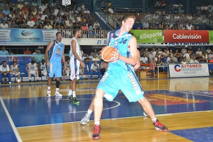 Matías Bortolín en acción ante Peñarol