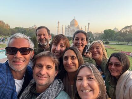 Matías Camisani junto a un grupo de viajeros en la India