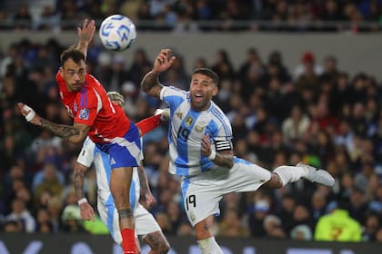 Matías Catalán le ganó en el salto a Nicolás Otamendi y su remate de cabeza dio en el palo