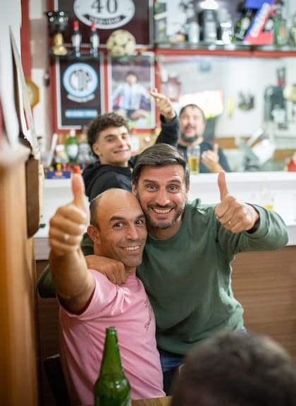 Matías Cesari, ingeniero en alimentos, y Alejandro Schiaffino, bancario. Dos de los ocho amigos que se reunieron para salvar el viejo bar marplatense.