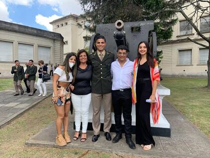 Matías Chirino, junto con su familia al egresar del Colegio Militar