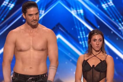 Matías Cienfuegos y Micaela Leitner escuchan la devolución del jurado de America's Got Talent el día de su primera audición en el programa