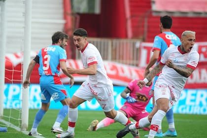 Matías Cóccaro, el grito de gol, en un encuentro ante Arsenal