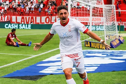 Matías Cóccaro festeja el 1-0 de Huracán ante Lanús 12/02/22