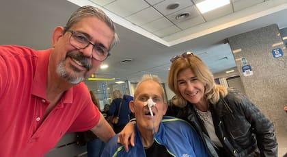 Matías con dos de sus hermanos.