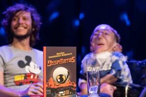 Matías con el director Luis Ortega en el lanzamiento de "Los despiertos", uno de los dos libros que publicó este año