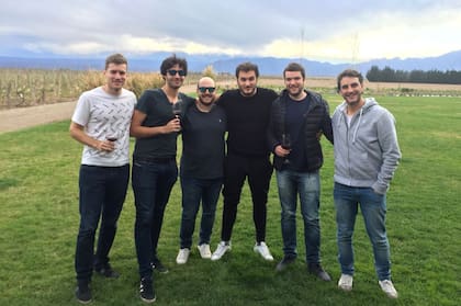 Matías, con sus amigos argentinos en Mendoza.