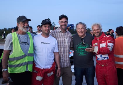 Matías Crespi (con remera blanca), Tulio Crespi (de negro) y Luciano Crespi (con atuendo de F1), integranets de la familia que realizó los autos para la miniserie Senna