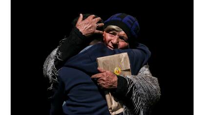 Matias, de 15 años, es abrazado por su abuela mientras asisten a un evento de celebración del Día del Niño Transgénero en Santiago de Chile