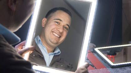 Matías Delfín se quedó sin trabajo y creó un innovador espejo con luces LED
