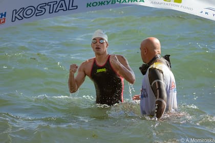 Matías Díaz Hernández al ganar la carrera de 25 km en el lago Ohrid en Macedonia.