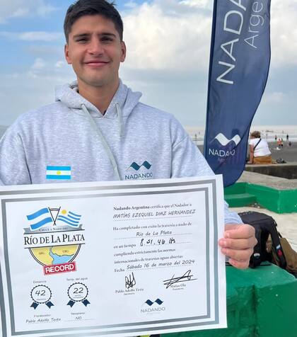 Matías Díaz Hernández, con el certificado del récord otorgado por Nadando Argentina.