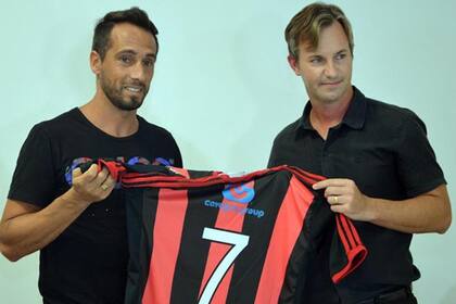 Matías Donnet fue presentado como nuevo jugador en el club de su pueblo