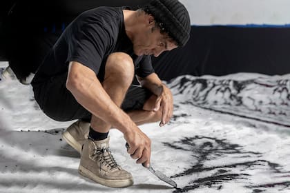 Matías Duville trabajando en "Monitor Yin Yang", la obra de sal y carbón con la que representará a la Argentina