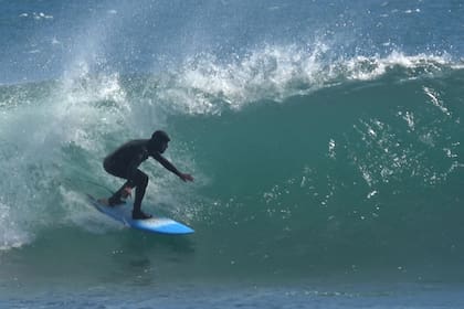 Matías Duville vive en Mar del Plata y es surfista apasionado; la sal para él es la posibilidad de tener un océano en la mano