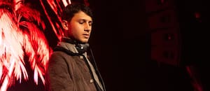 De día, trabaja en un banco norteamericano; de noche, es DJ de Tequila