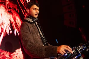 De día, trabaja en un banco norteamericano; de noche, es DJ de Tequila