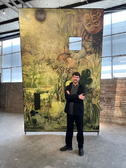 Matías Ercole con una de las pinturas que exhibe en Valerie's Factory