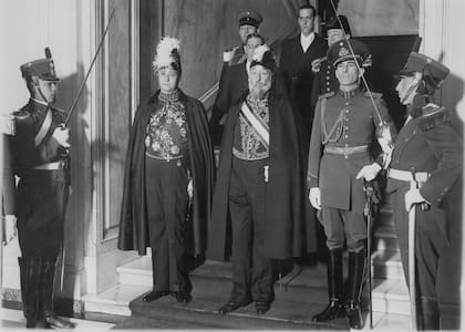 Matías Errázuriz, en el centro, presenta credenciales como Embajador de Chile en buenos Aires. Casa de Gobierno. 1931.