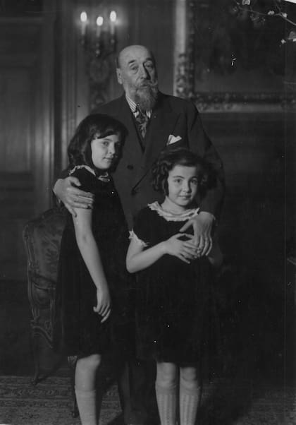 Matías Errázuriz y sus nietas Josefina y Carmen Gómez Errázuriz, en su residencia. 1931.