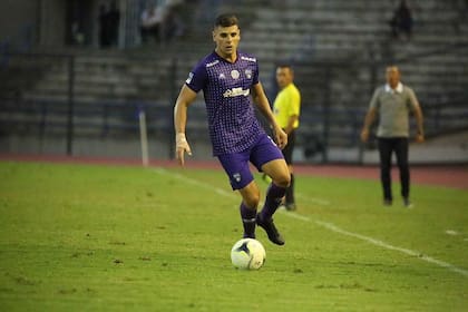 Matías Etchegoyen inició su camino futbolístico a los 6 años en el Club Atlético Acassuso y actualmente se desenvuelve en Aberystwyth de Gales