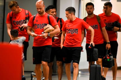 Matías Fritzler, al frente del plantel de Colón que llegó al aeropuerto de Asunción