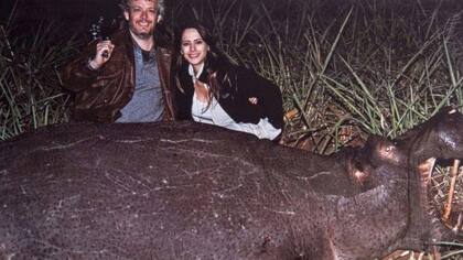 Matías Garfunkel y Victoria Vannucci, junto a un hipopótamo muerto