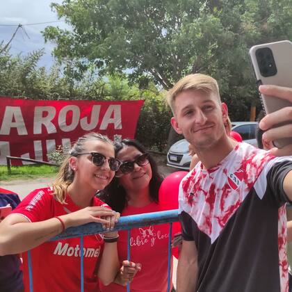 Matías Giménez y una selfie con hinchas del Rojo