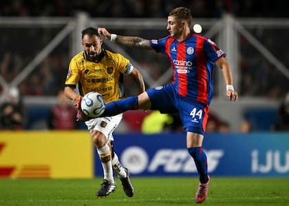 Matías Hernández controla ante Lucas Mancinelli: el juvenil fue titular y el DT Gustavo Álvarez consideró su actuación entre aceptable y buena