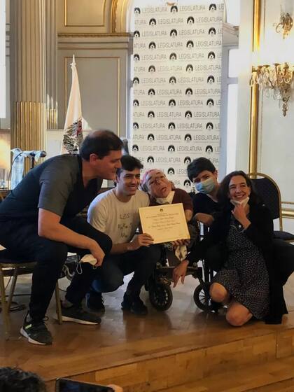 Matías junto a su familia recibiendo un diploma de honor cuando "Formas Propias" fue declarado de interés cultural en la Legislatura de Buenos Aires