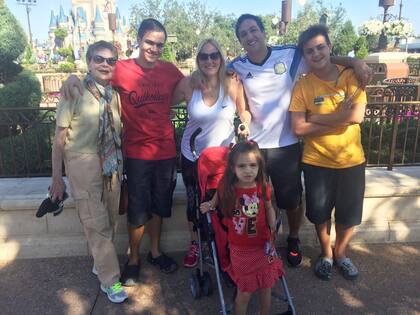 Matías, junto a su mujer, Ximena, y parte de su familia.