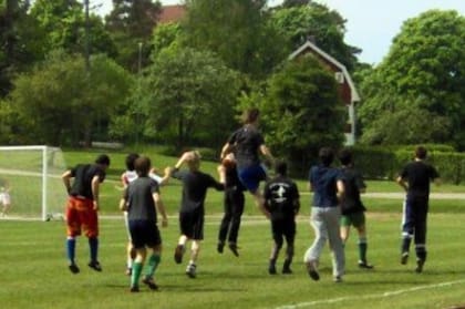 Matías, junto a sus amigos, compartiendo en Suecia su pasión y un lenguaje universal: el fútbol.