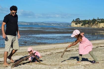 Matías, junto a sus hijas explorando la naturaleza en época de "lockdown".
