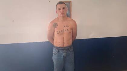 Matías Jurado, el presunto asesino serial de Jujuy, tiene una cicatriz en el estómago, heridas en el abdomen y varios tatuajes visibles en el torso