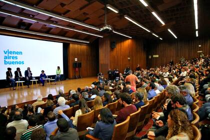 Alberto Fernández junto a Matías Lammens y Gisela Marziotta en la Facultad de Ciencias Exactas