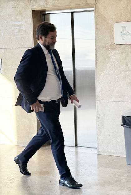 Matías Ledesma, el abogado de Adorni, en los tribunales de Comodoro Py