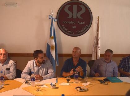 Matías Lestani, tercero desde la izquierda, en la reunión con productores