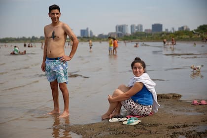 Matías Lezcano y Queila Banega viven en Beccar, pero suelen ir a la costa de Vicente López en días de mucho calor